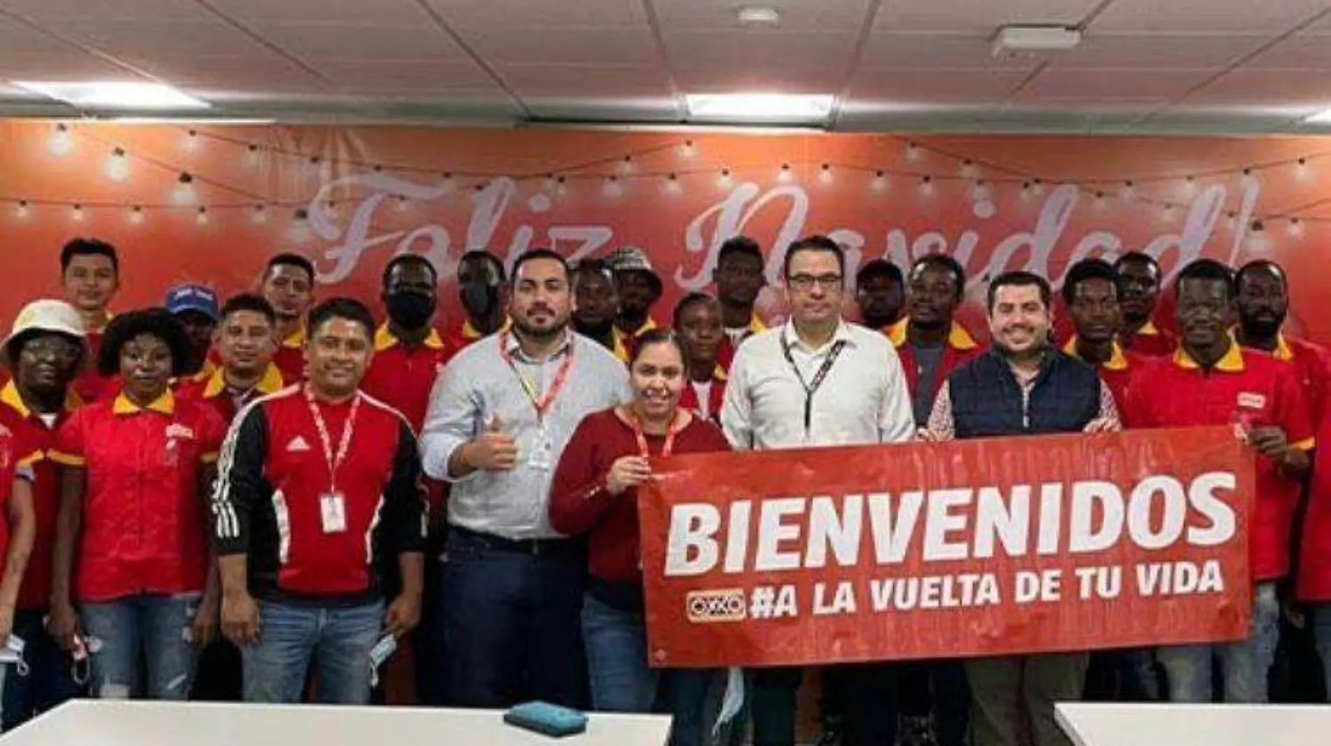 Femsa contrata a migrantes para trabajar en el oxxo